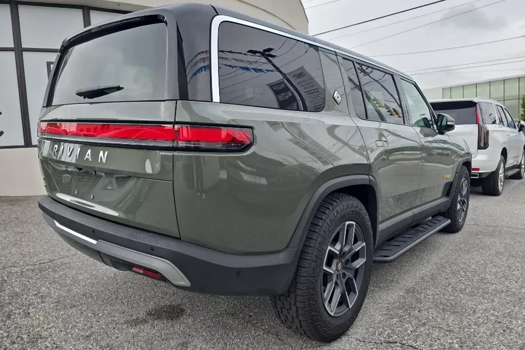 2023 Rivian R1S Launch Edition photo 1