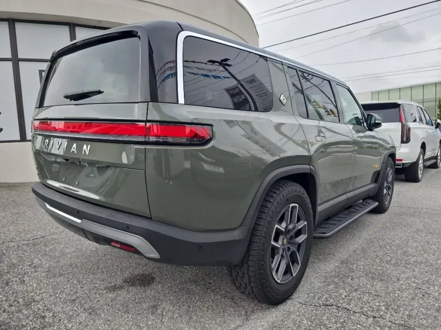 2023 Rivian R1S Launch Edition photo 1