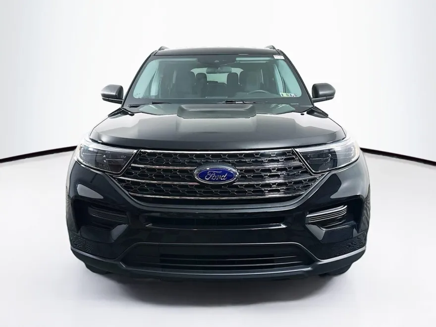 2023 Ford Explorer XLT photo 1