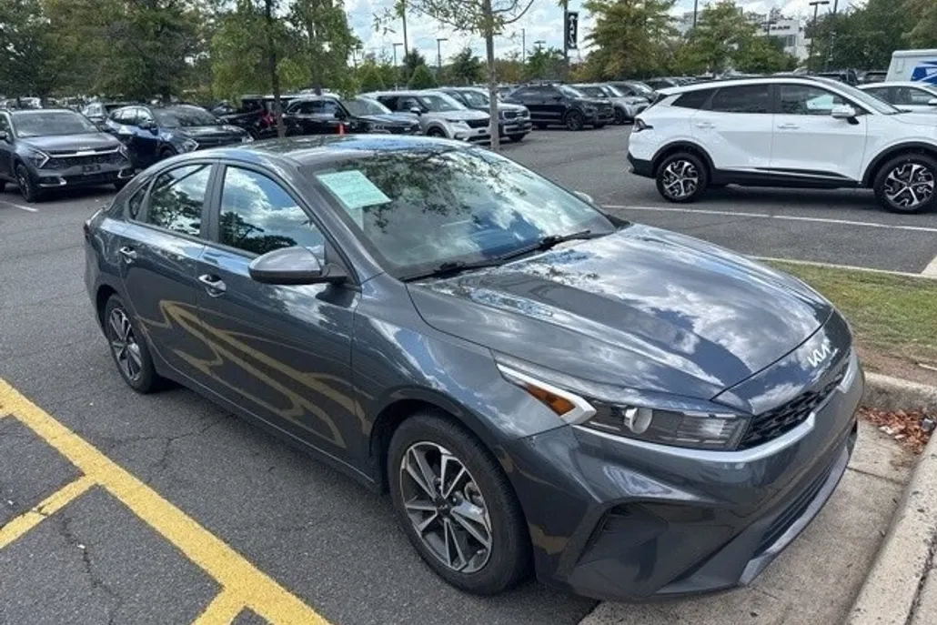 2023 Kia Forte LXS photo 1