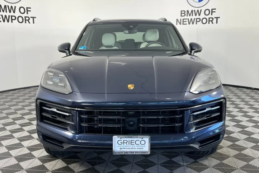 2024 Porsche Cayenne Base photo 1
