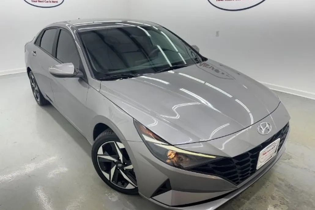 2023 Hyundai Elantra SEL photo 1
