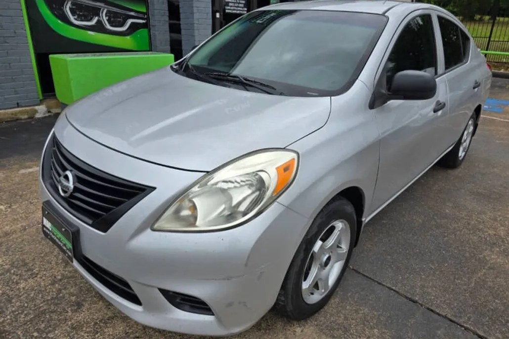 2014 Nissan Versa 1.6 Plus photo 1