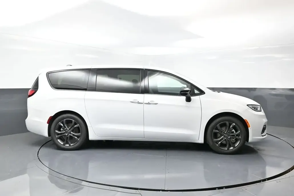 2026 Chrysler Pacifica photo 1