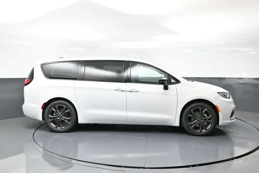 2026 Chrysler Pacifica photo 1