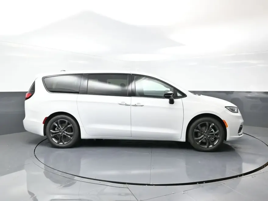 2026 Chrysler Pacifica photo 1