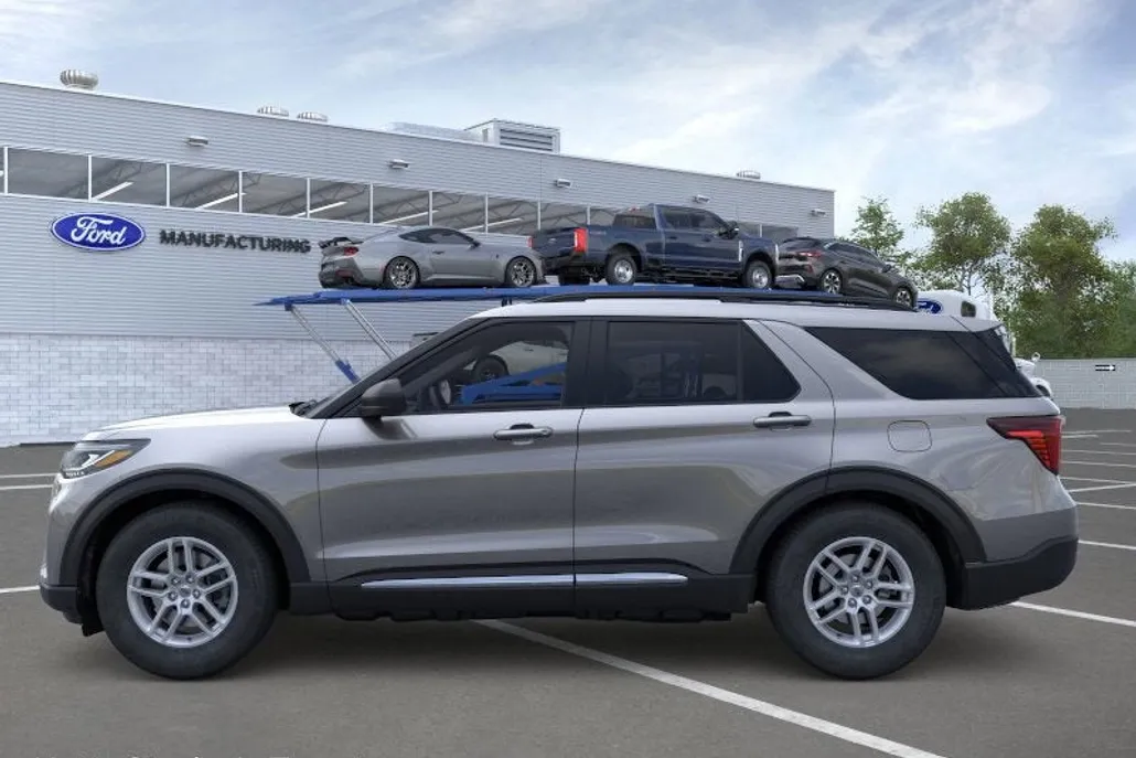 2025 Ford Explorer photo 1