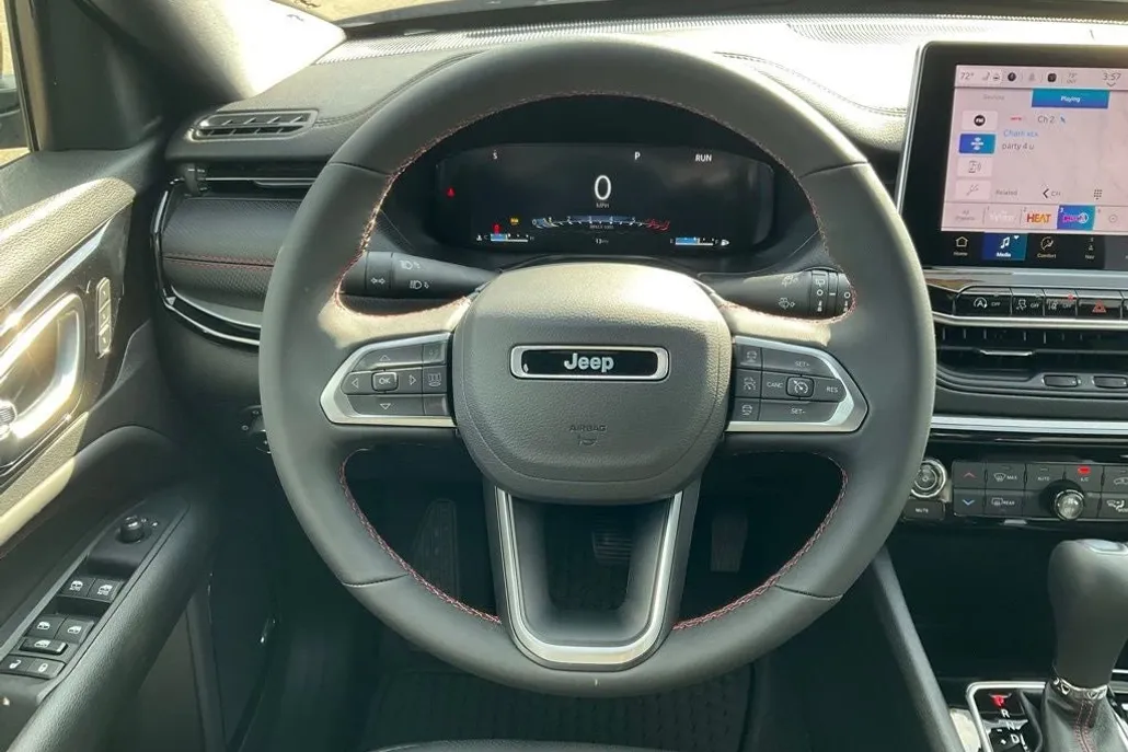 2025 Jeep Compass Trailhawk photo 1