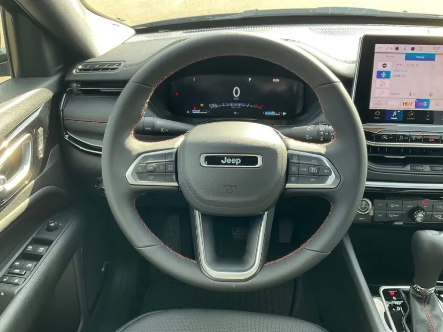 2025 Jeep Compass Trailhawk photo 1
