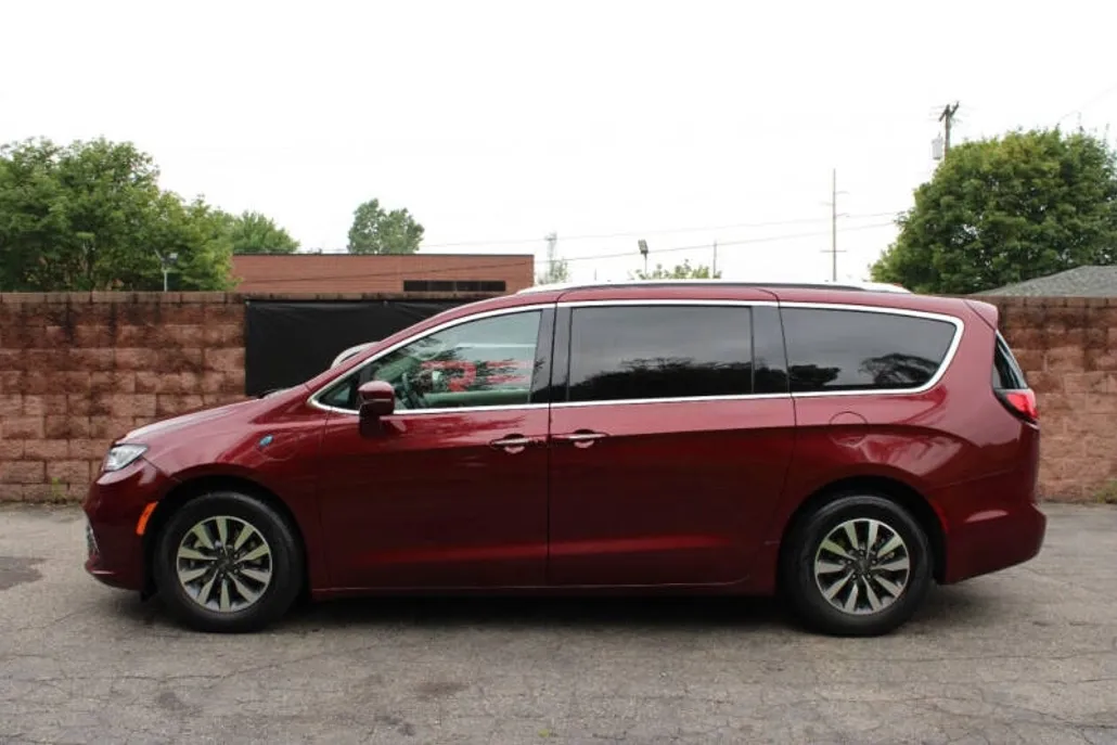 2021 Chrysler Pacifica Hybrid Touring L photo 1