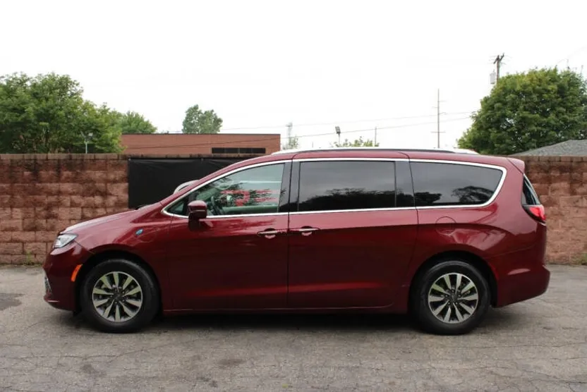 2021 Chrysler Pacifica Hybrid Touring L photo 1