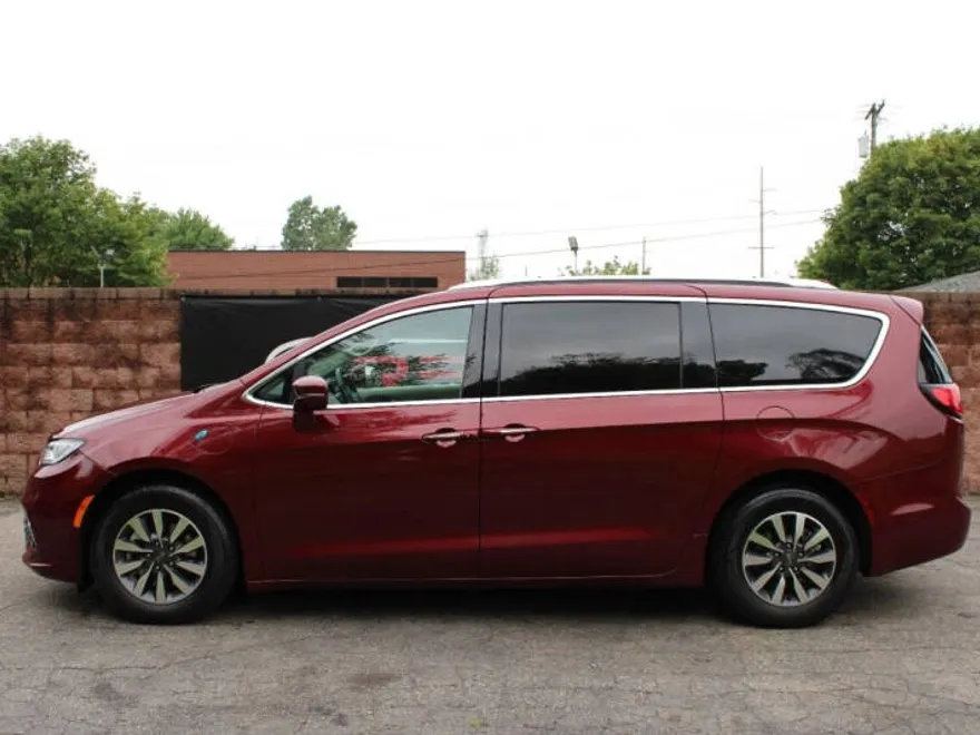 2021 Chrysler Pacifica Hybrid Touring L photo 1