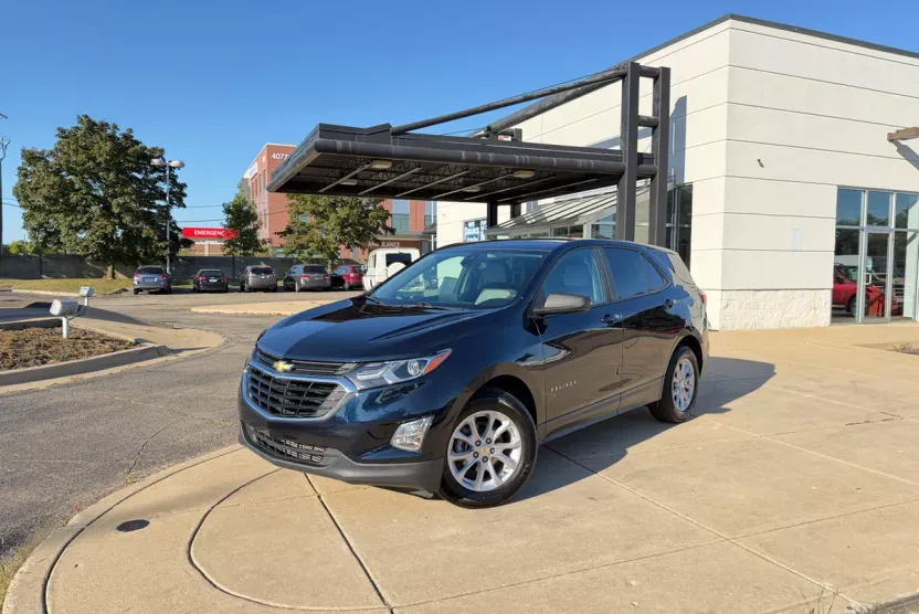 2021 Chevrolet Equinox LS photo 1