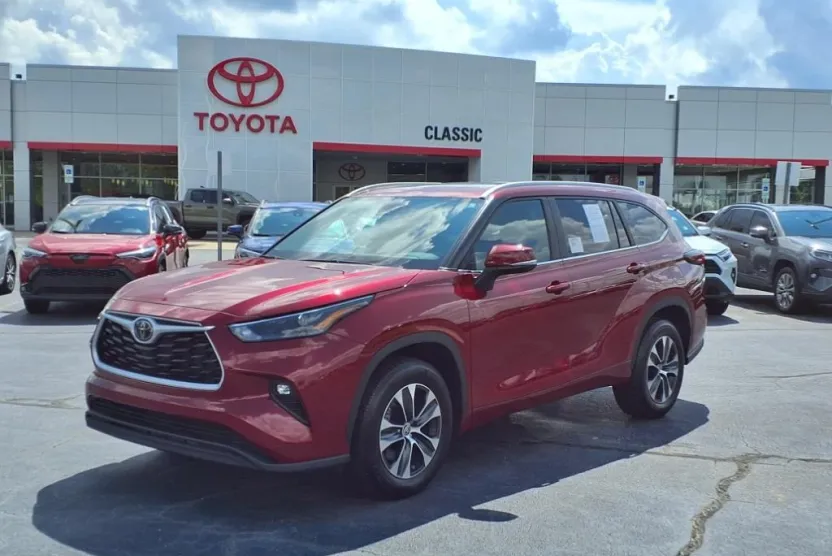 2024 Toyota Highlander XLE photo 1