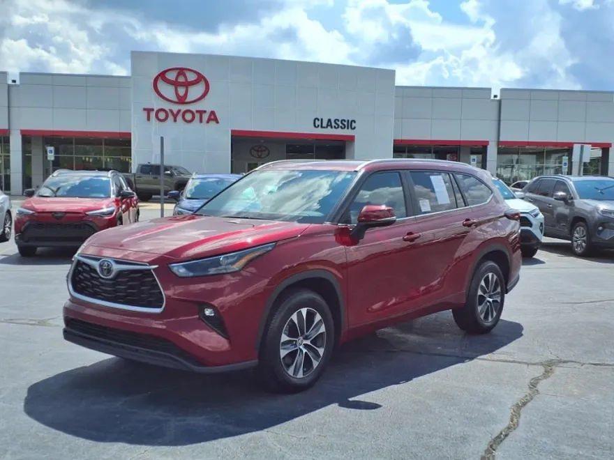 2024 Toyota Highlander XLE photo 1