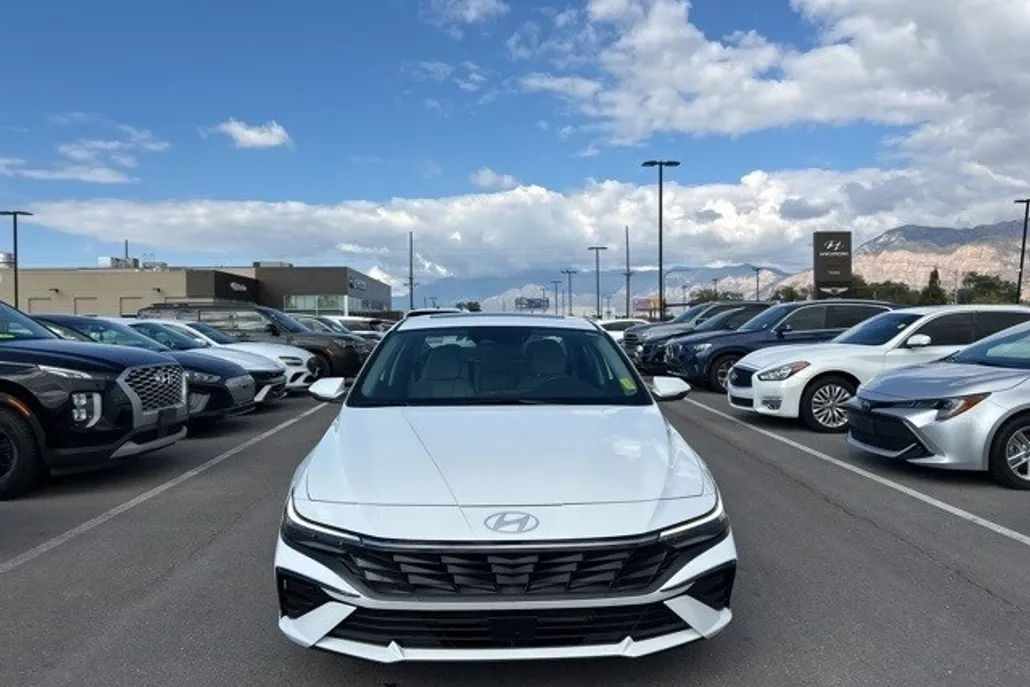 2025 Hyundai Elantra Limited photo 1