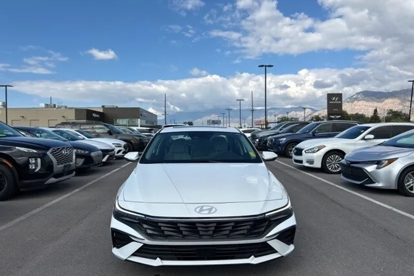 2025 Hyundai Elantra Limited photo 1
