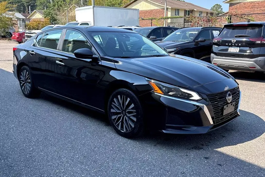 2024 Nissan Altima 2.5 SV photo 1
