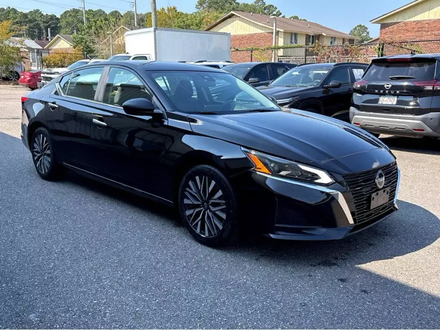 2024 Nissan Altima 2.5 SV photo 1