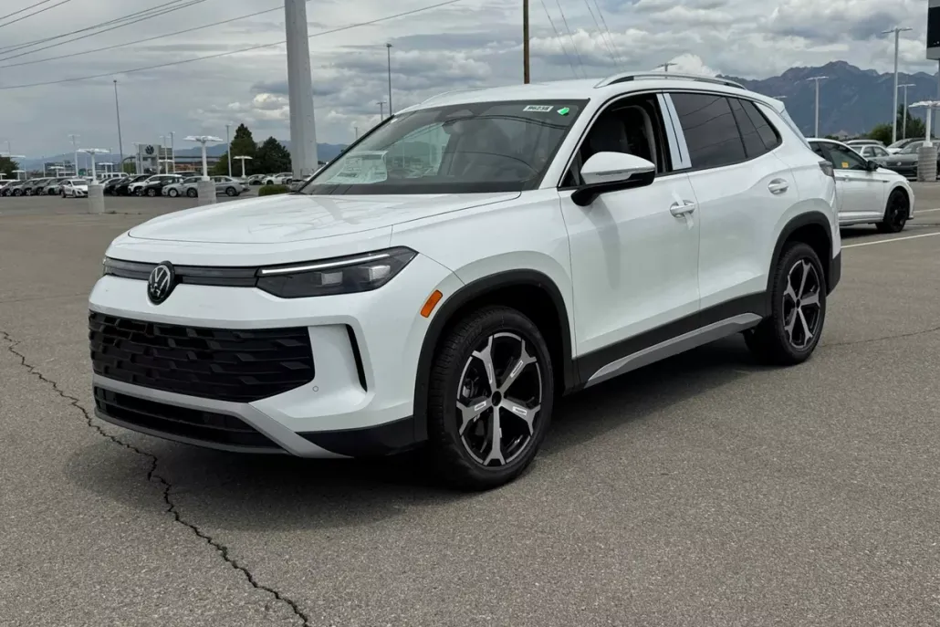 2025 Volkswagen Tiguan SE photo 1