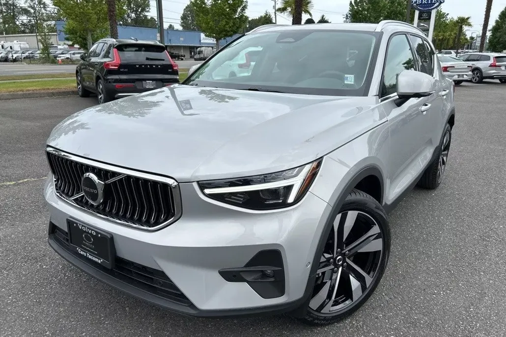 2025 Volvo XC40 photo 1
