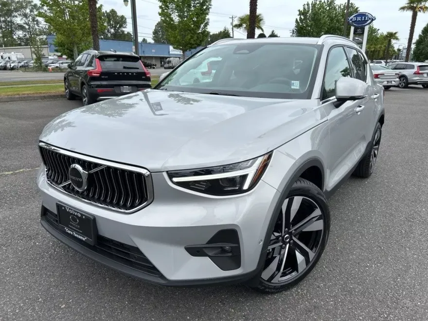 2025 Volvo XC40 photo 1