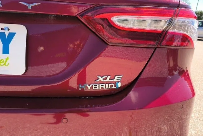 2020 Toyota Camry Hybrid XLE photo 1