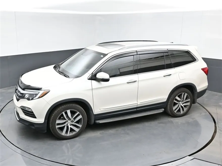 2017 Honda Pilot Touring photo 1