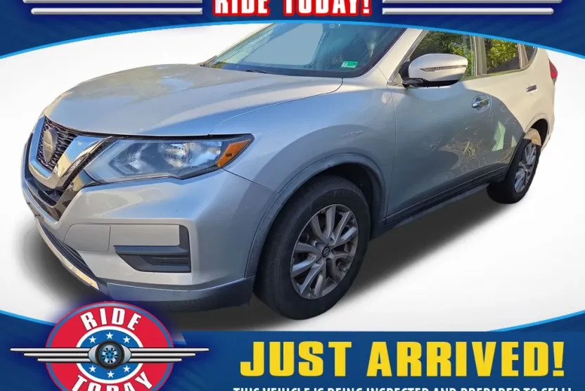 2018 Nissan Rogue SV photo 1