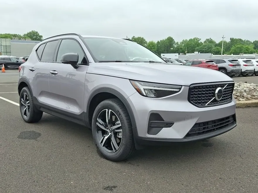 2026 Volvo XC40 Core photo 1