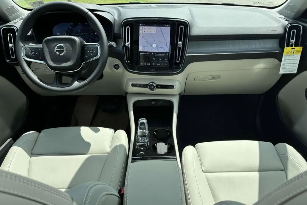 2026 Volvo XC40 photo 1