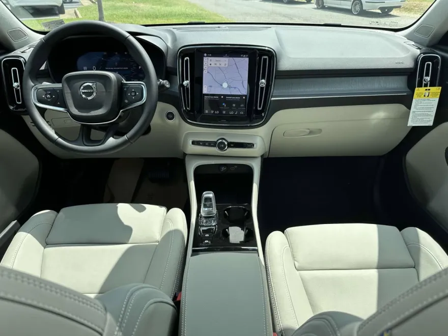 2026 Volvo XC40 photo 1