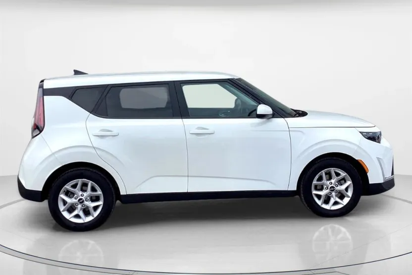 2023 Kia Soul LX photo 1