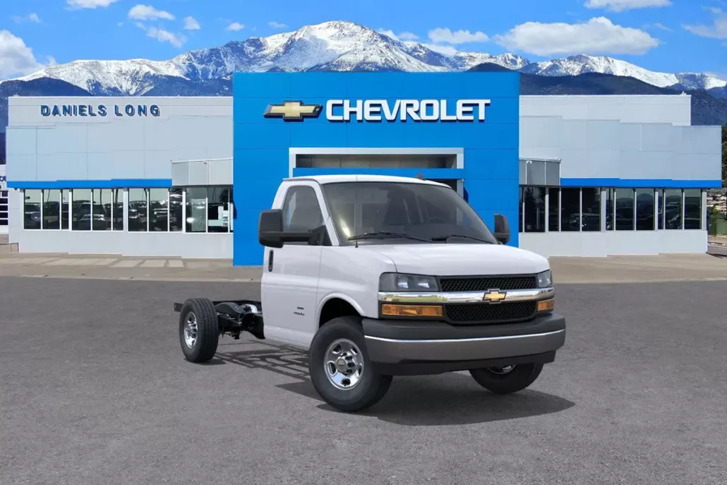 2025 Chevrolet Express Cutaway 3500 photo 1