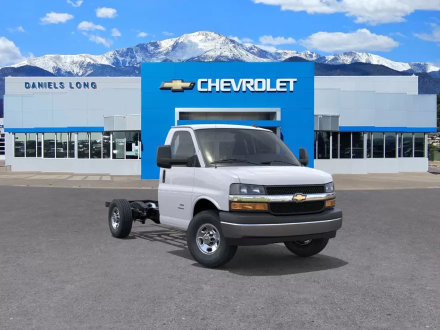 2025 Chevrolet Express Cutaway 3500 photo 1