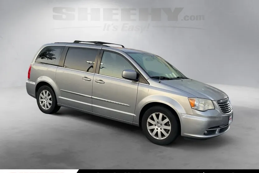 2013 Chrysler Town & Country Touring photo 1