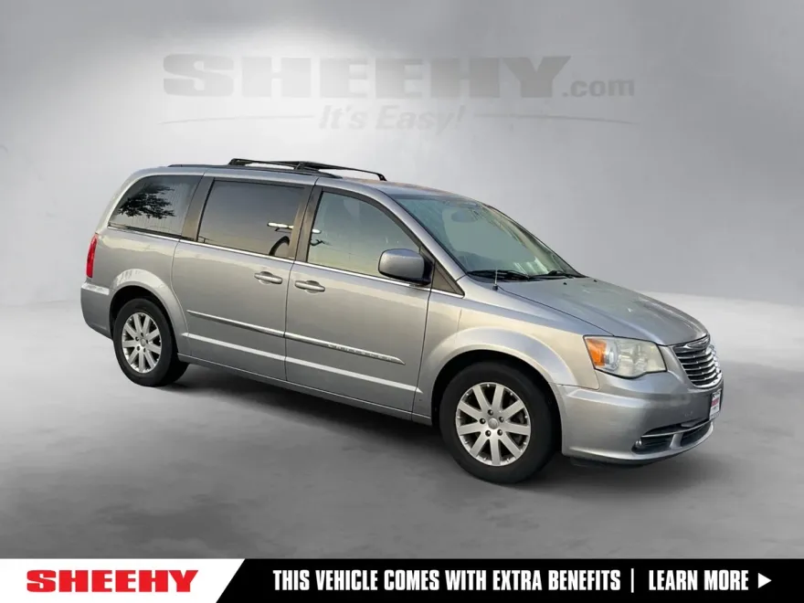 2013 Chrysler Town & Country Touring photo 1