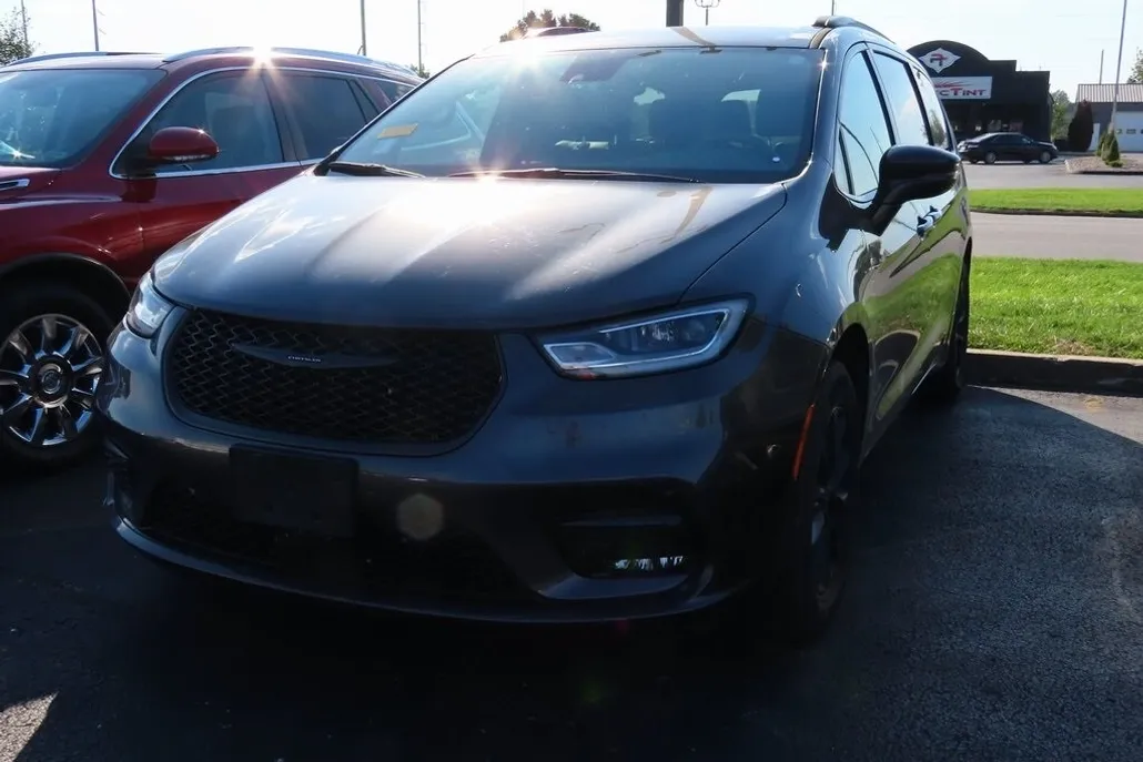 2022 Chrysler Pacifica Touring L photo 1