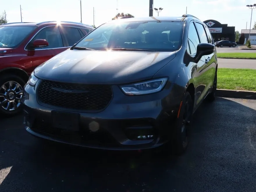 2022 Chrysler Pacifica Touring L photo 1