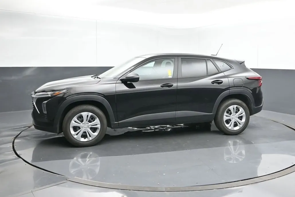2025 Chevrolet Trax LS photo 1