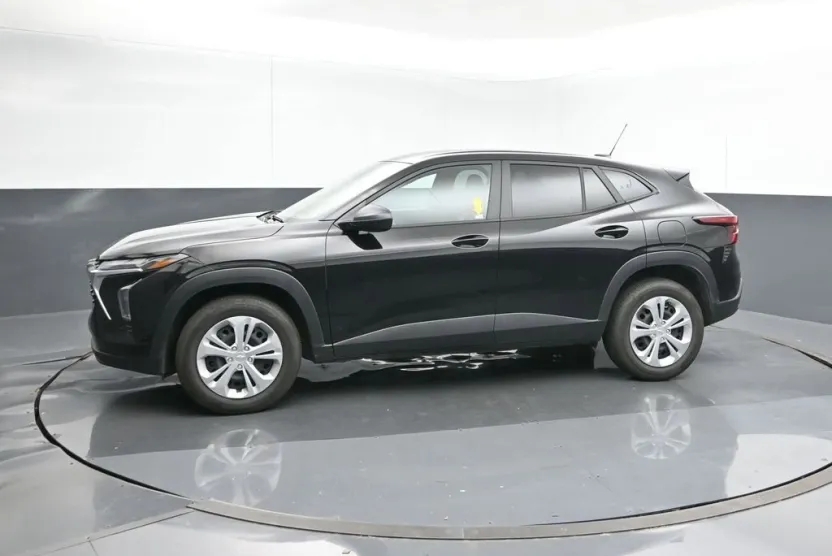 2025 Chevrolet Trax LS photo 1