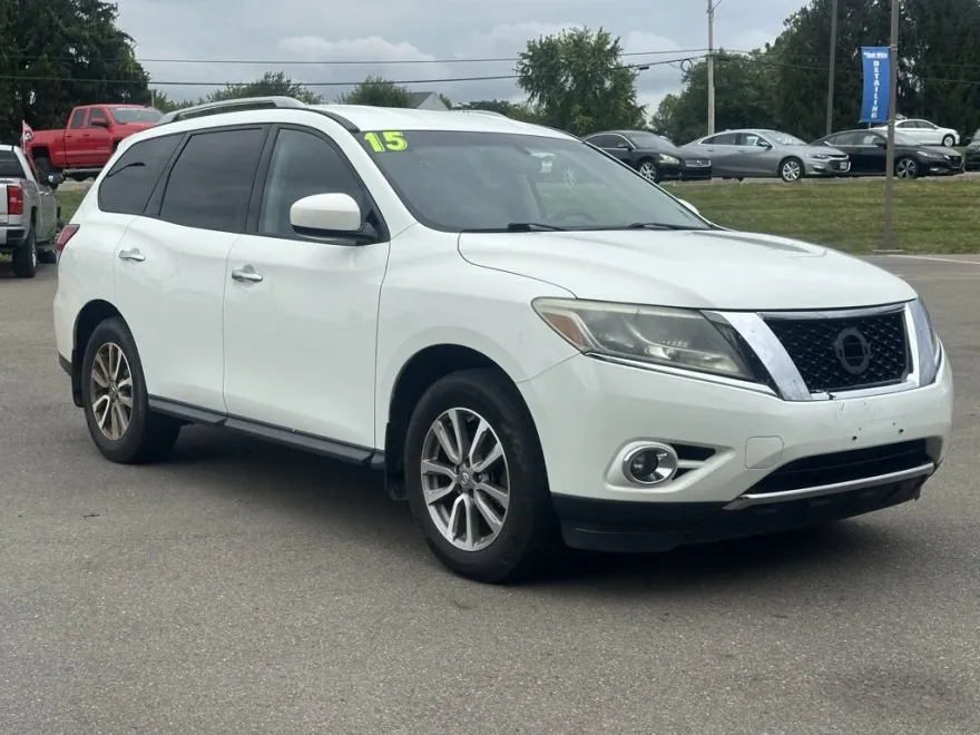 2015 Nissan Pathfinder SV photo 1