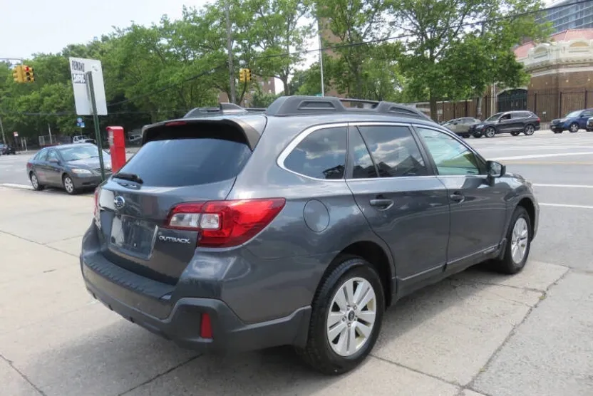 2018 Subaru Outback 2.5i Premium photo 1