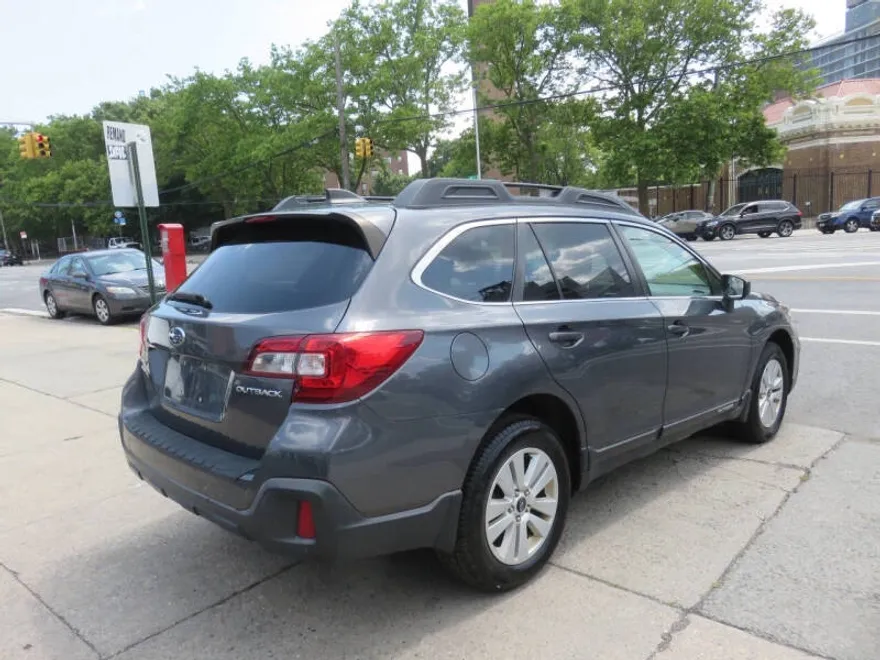 2018 Subaru Outback 2.5i Premium photo 1