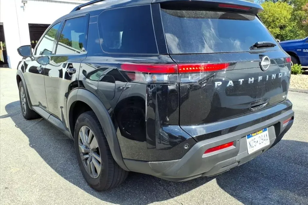 2025 Nissan Pathfinder SV photo 1