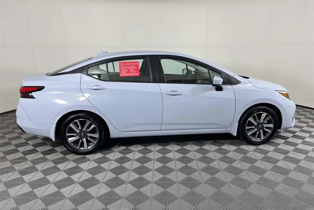 2025 Nissan Versa 1.6 SV photo 1