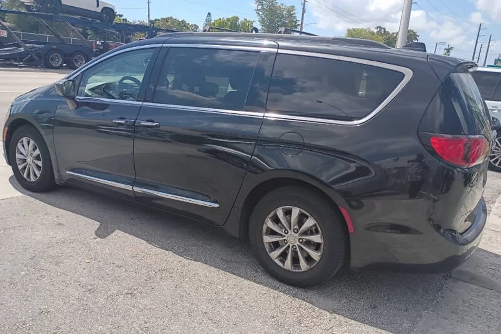 2017 Chrysler Pacifica Touring Plus photo 1