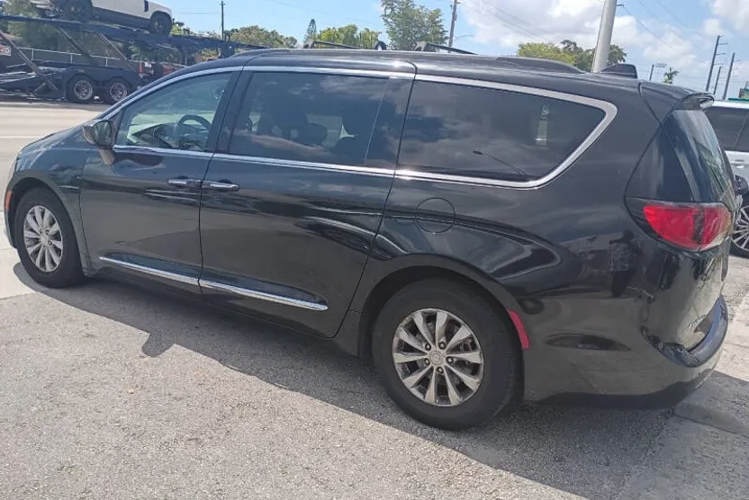 2017 Chrysler Pacifica Touring Plus photo 1