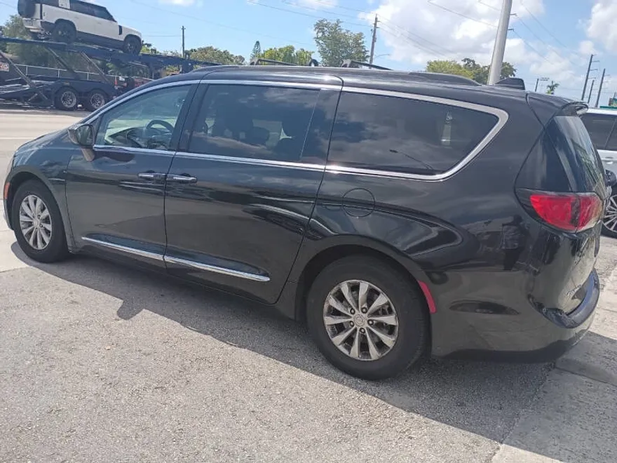 2017 Chrysler Pacifica Touring Plus photo 1