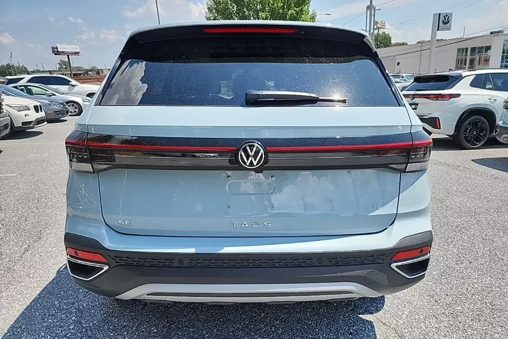 2025 Volkswagen Taos SE photo 1